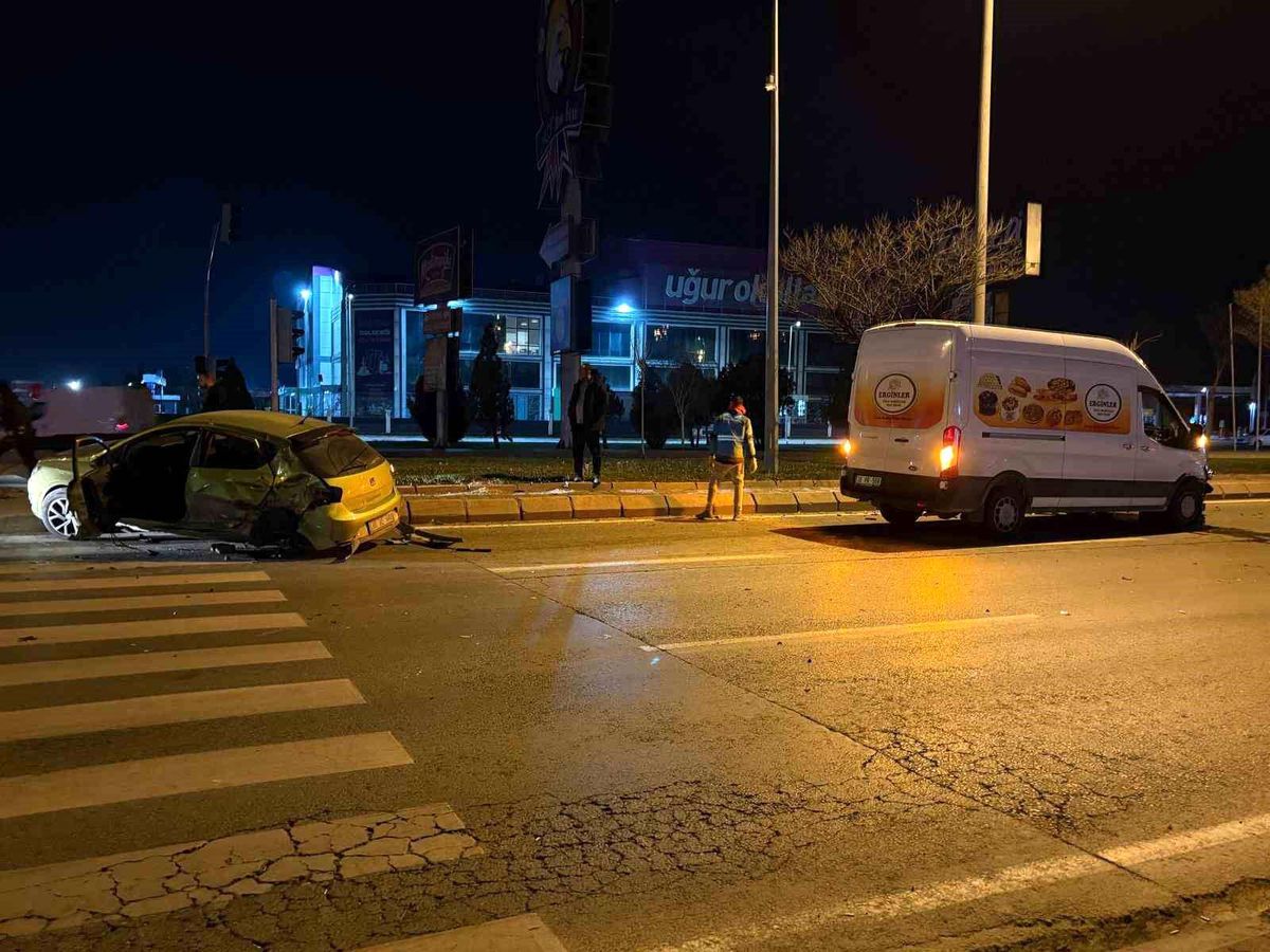 Kayseri\'de Trafik Kazası: Otomobil Sürücüsü Yaralandı