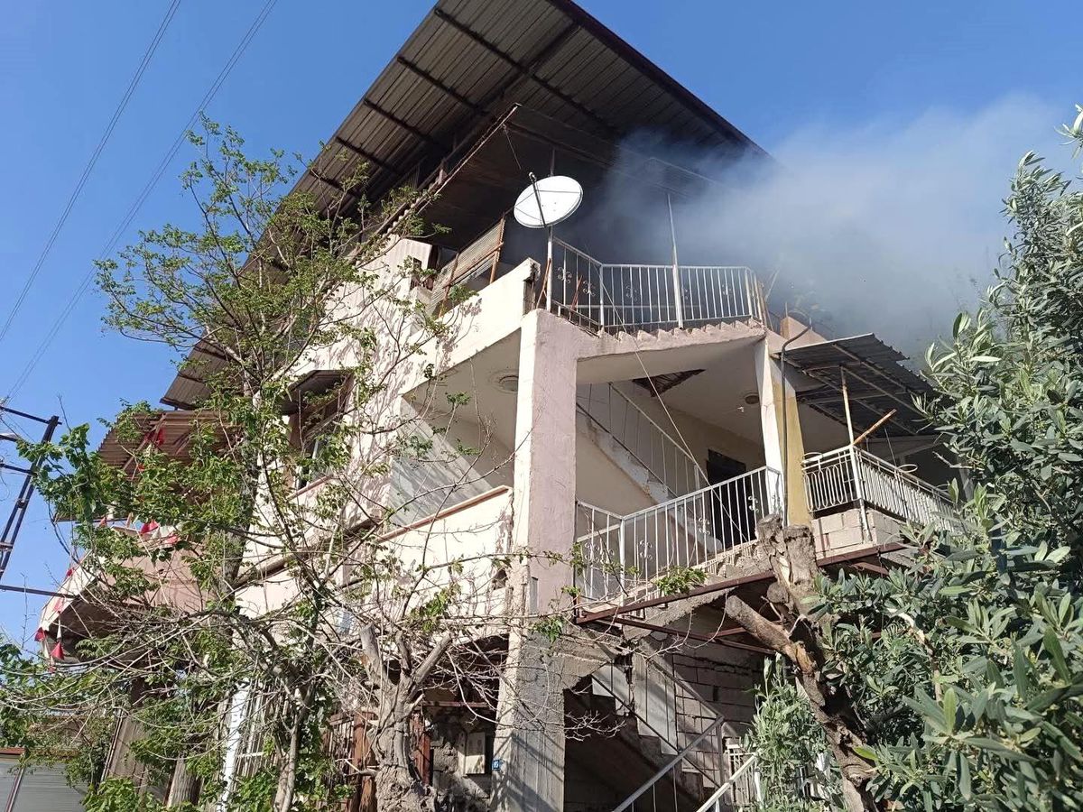 Kırıkhan\'da evin terası alevlere teslim oldu