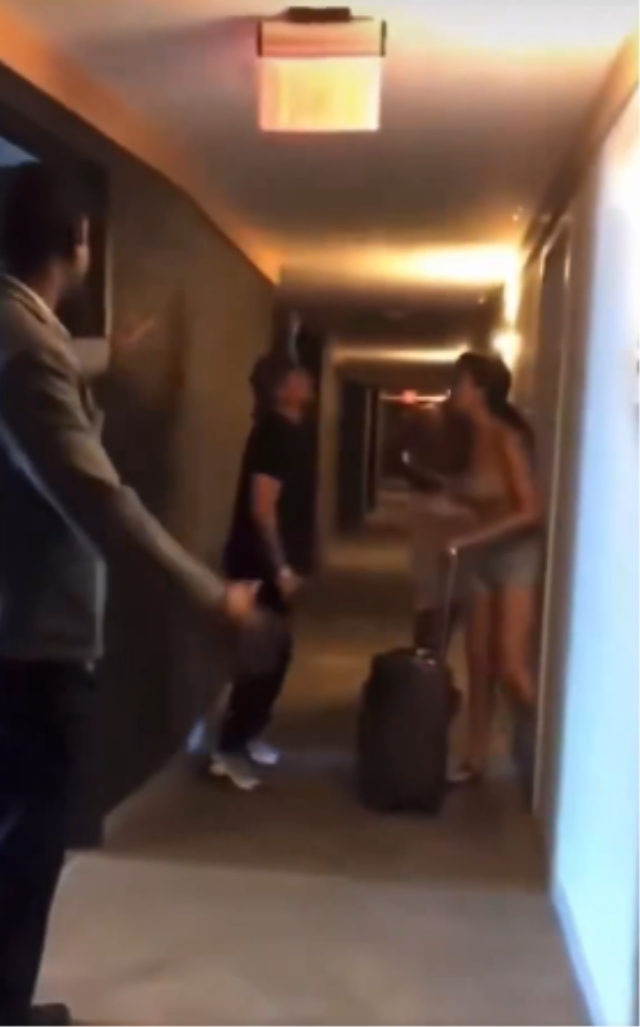 Kız arkadaşına sürpriz yapmaya gitti, kapıyı başka bir erkek açtı!