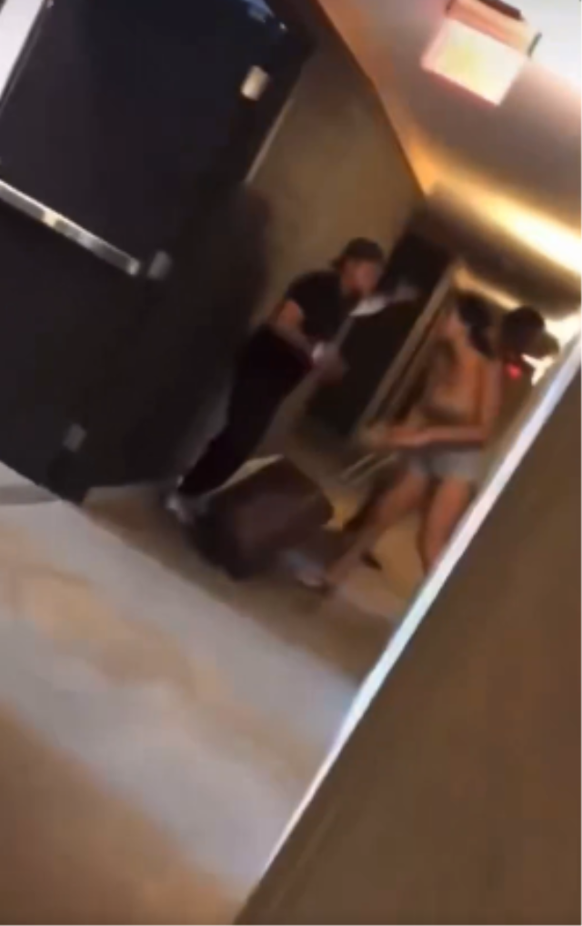 Kız arkadaşına sürpriz yapmaya gitti, kapıyı başka bir erkek açtı!