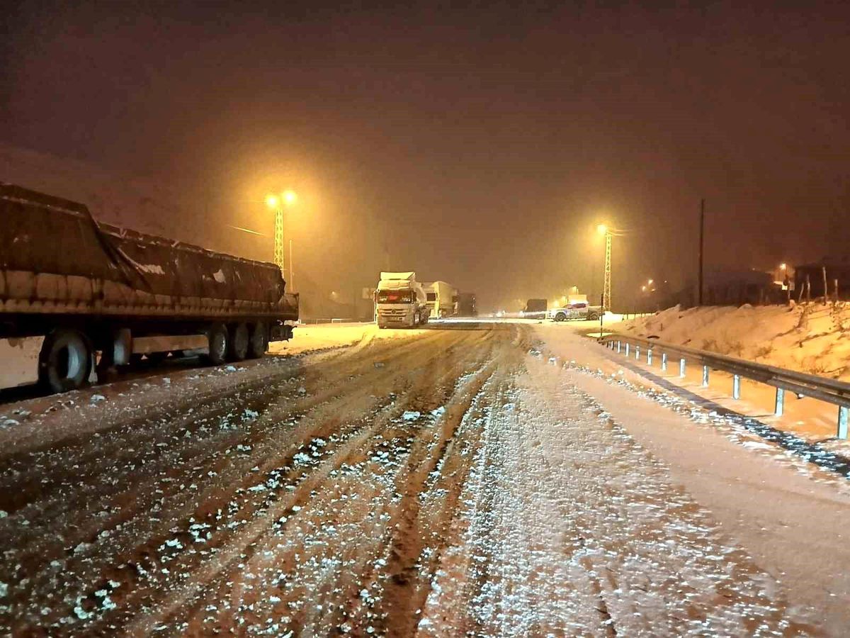 Kop Dağı Geçidi\'nde Buzlanma, Araçlar Yolda Kaldı
