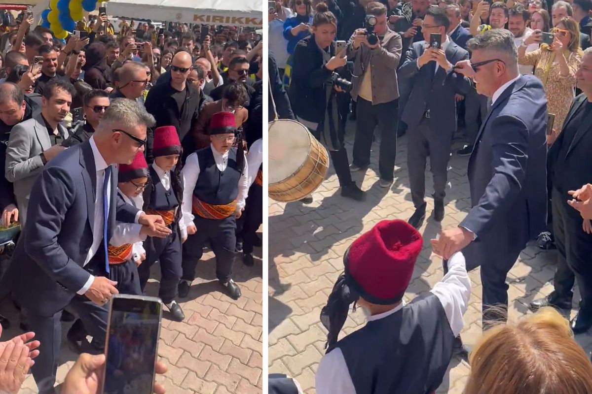 Mendili kapan Sadettin Saran çocuklarla halay çekti