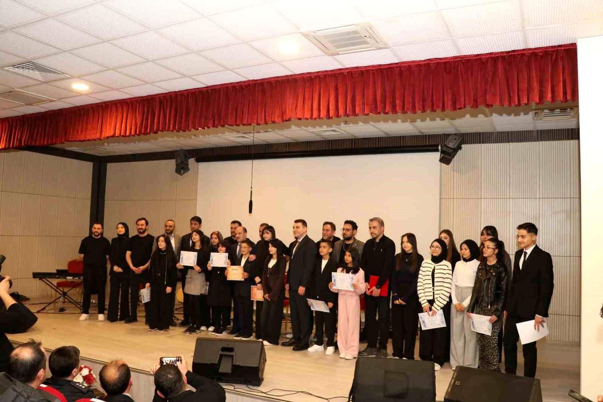 Oltu\'da genç sesler ter döktü