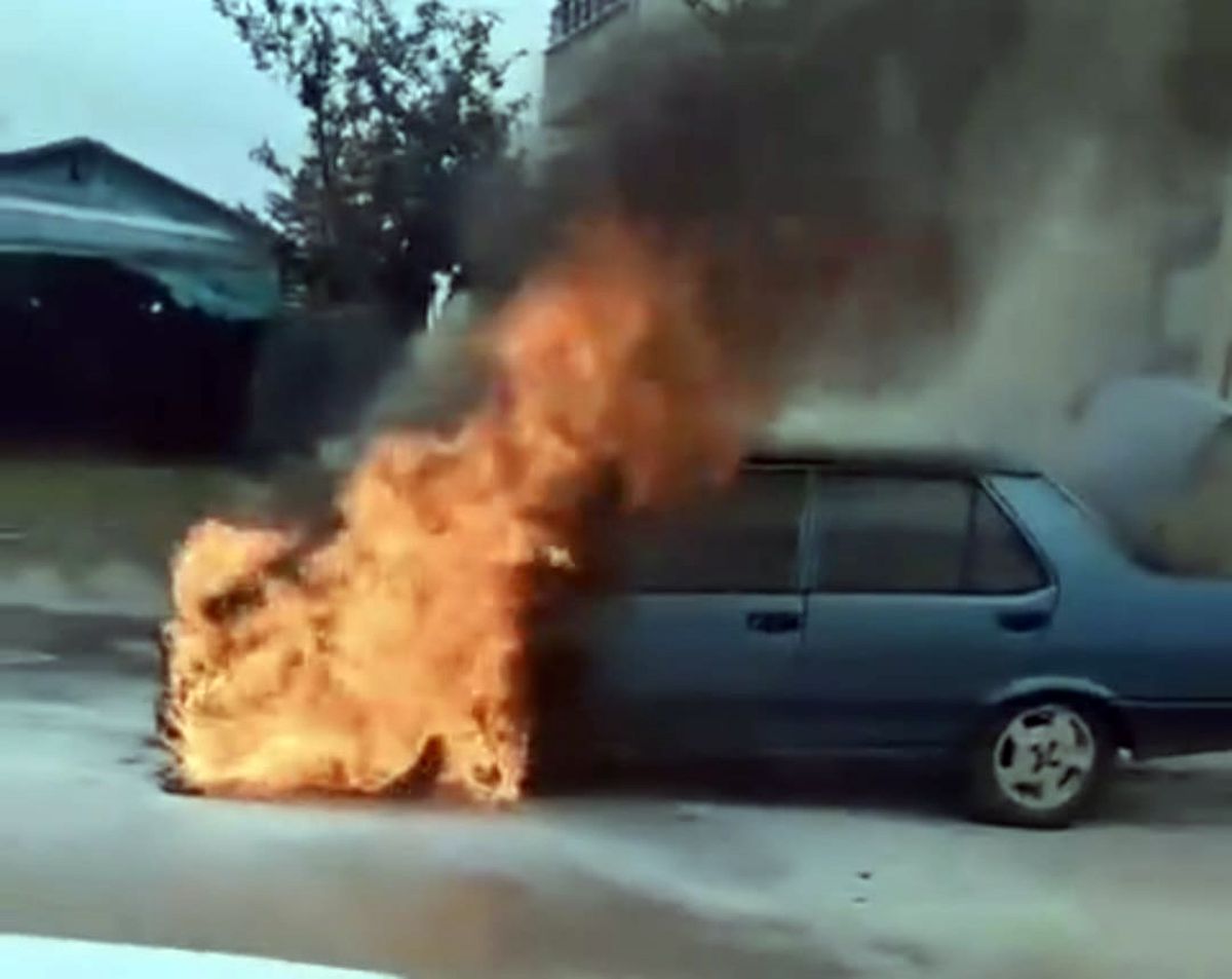 Gürgentepe\'de Park Halindeki Araç Yandı