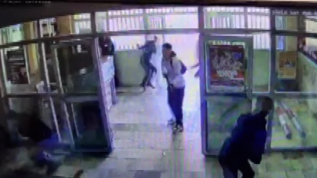 Şanlıurfa'daki okul saldırısı kamerada! Kapıdan ateş ederek girdi