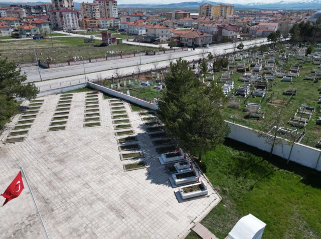 Sivas'ta bir garip olay: Pusula ile mezarlığa gidenler şaşıp kalıyor