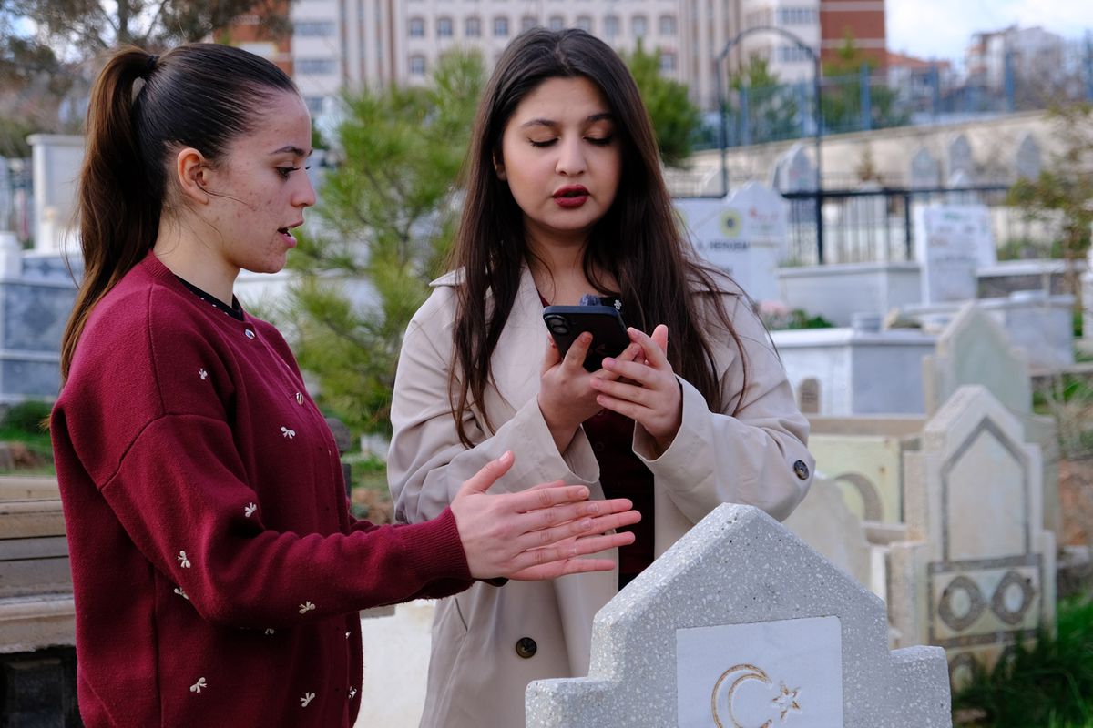 Sivas\'ta bir garip olay: Pusula ile mezarlığa gidenler şaşıp kalıyor