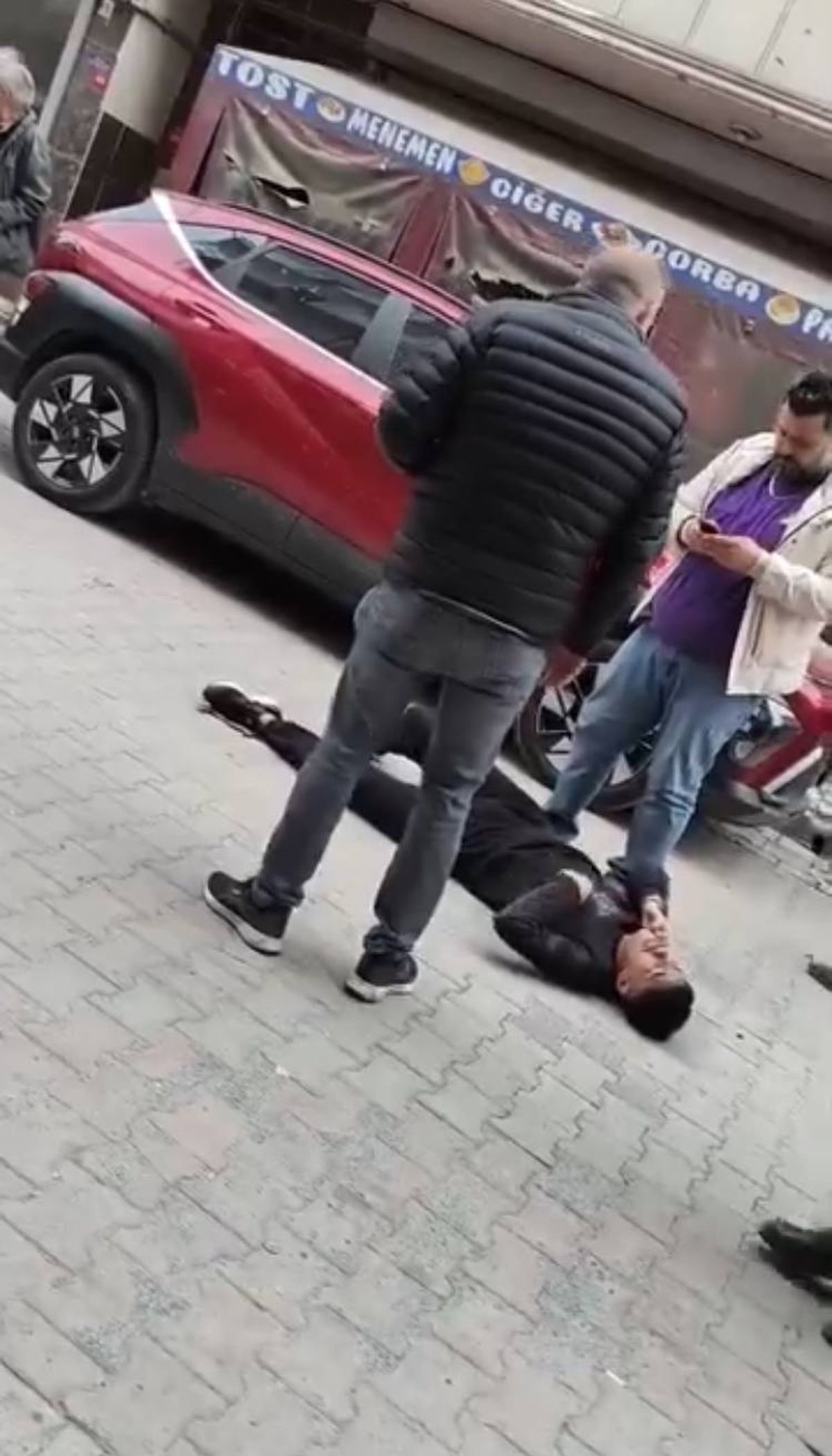 Sultangazi\'de sokak ortasında silahlı saldırı: 1 yaralı