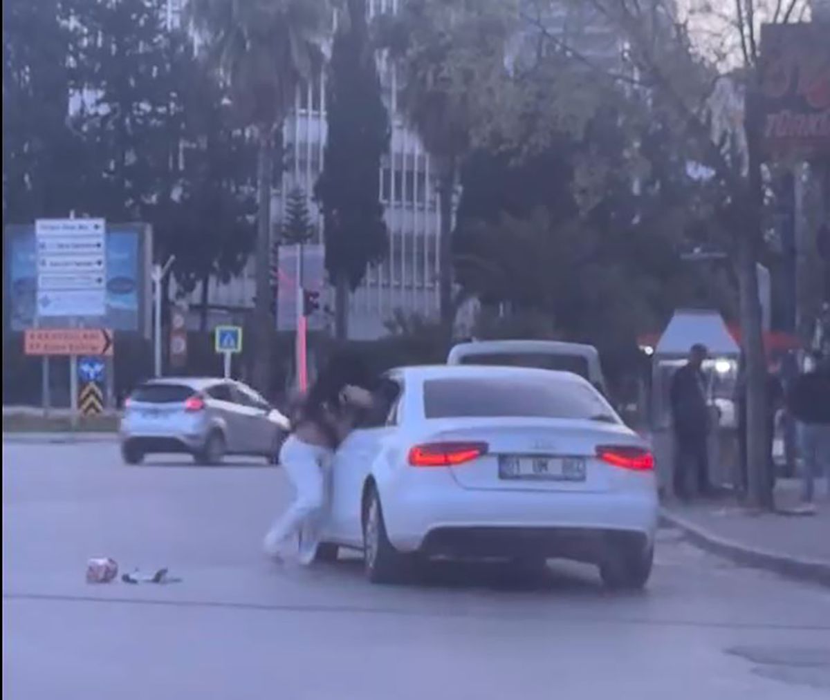 Adana\'da Kadına Saldırı Anları Kaydedildi