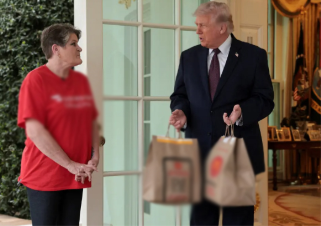 Trump siparişini getiren kuryeye 4 bin 500 lira bahşiş verdi