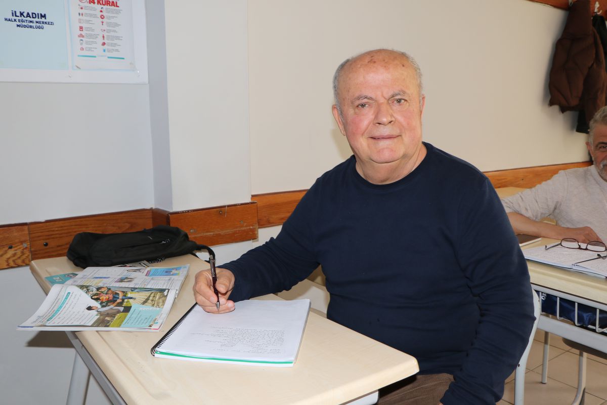 74 Yaşında Torunuyla İletişim İçin İngilizce Öğreniyor