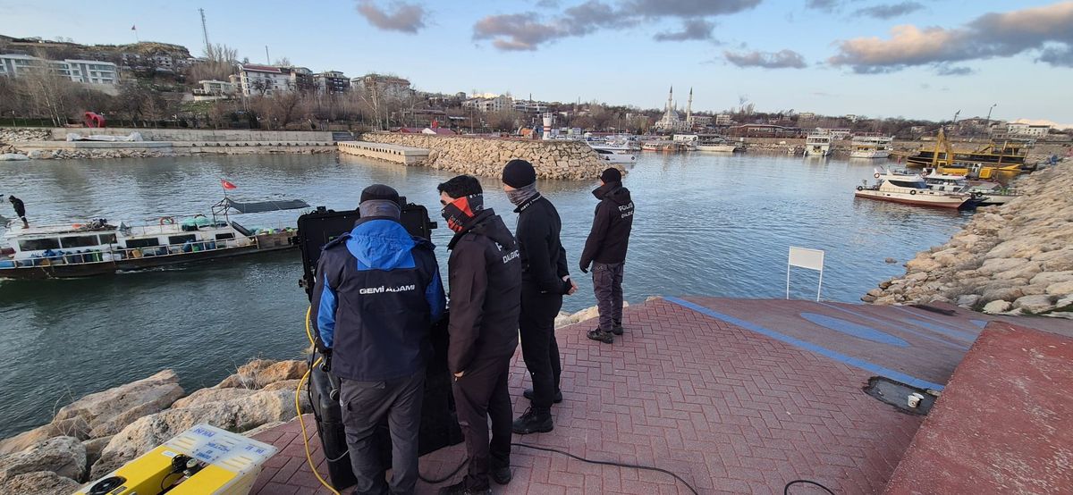 Van Gölü\'nde yürek yakan olay! 17 yaşındaki gencin cansız bedeni çıkarıldı