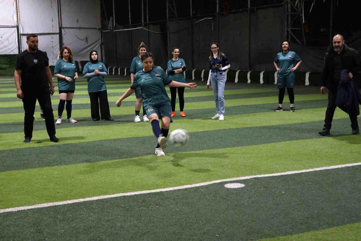 Yeşil sahadaki performanslarıyla erkeklere taş çıkaran kadınlar, halı saha maçında doyasıya eğlendiler