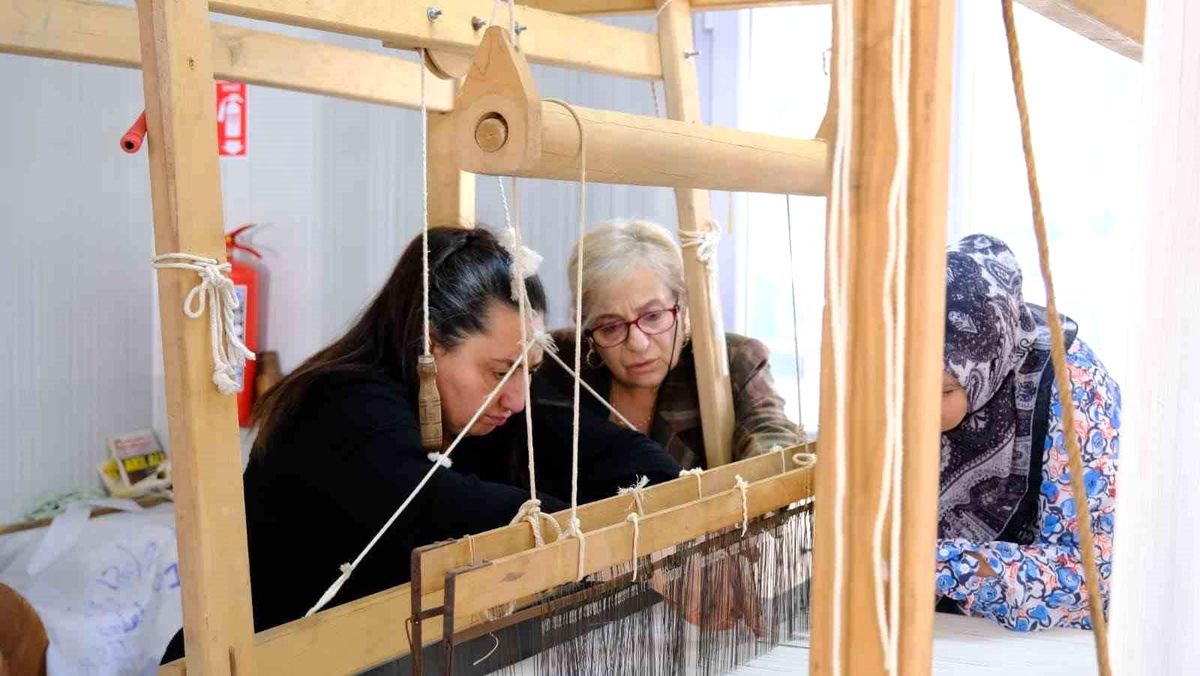 Antakya Belediyesi\'nin açtığı ipek el dokumacılığı kursu ilgi görüyor