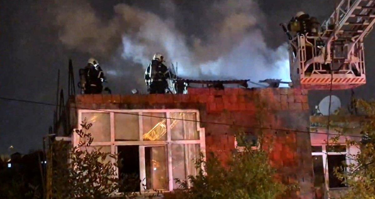 Çayırova\'da Çatı Yangını