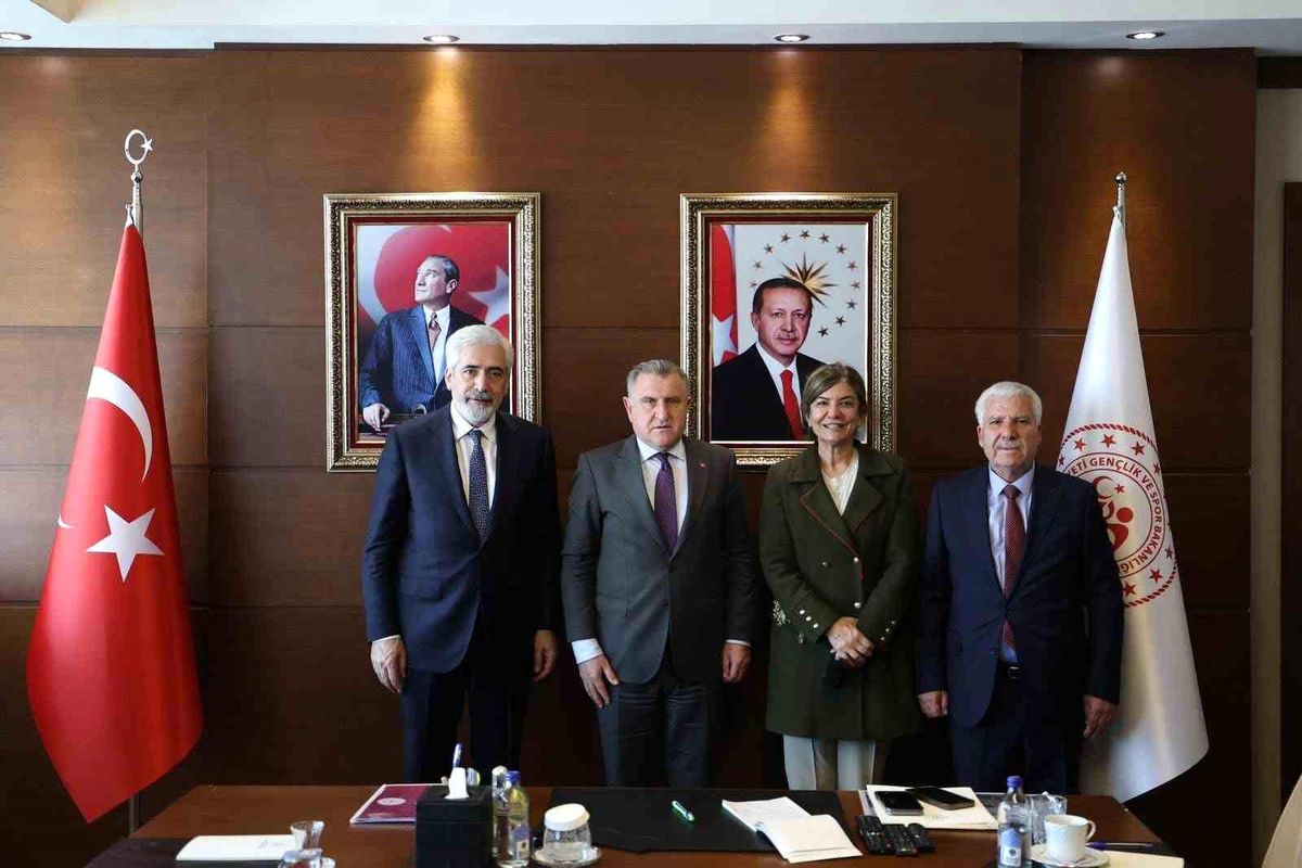 &Ccedil;ermik'e olimpik y&uuml;zme havuzu yapılıyor