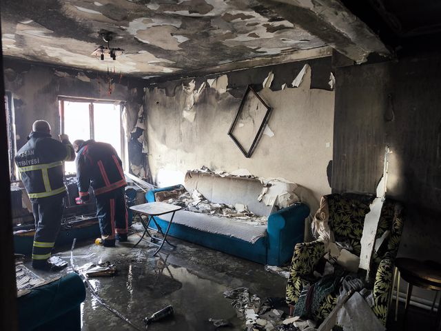 Evi ateşe verdi, babasını arayıp söyledikleri şok etti