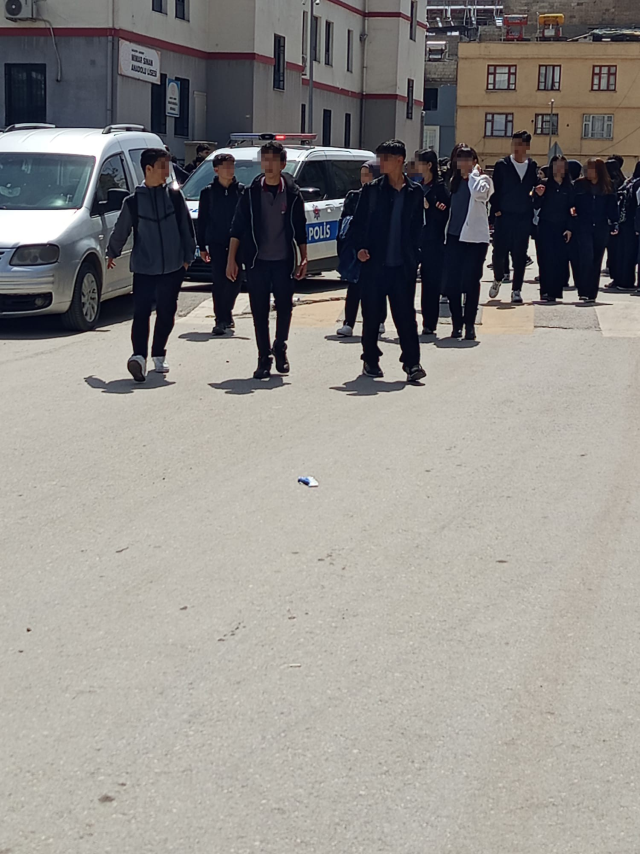 Gaziantep'te lise önünde kurusıkı tabancalı saldırı paniği