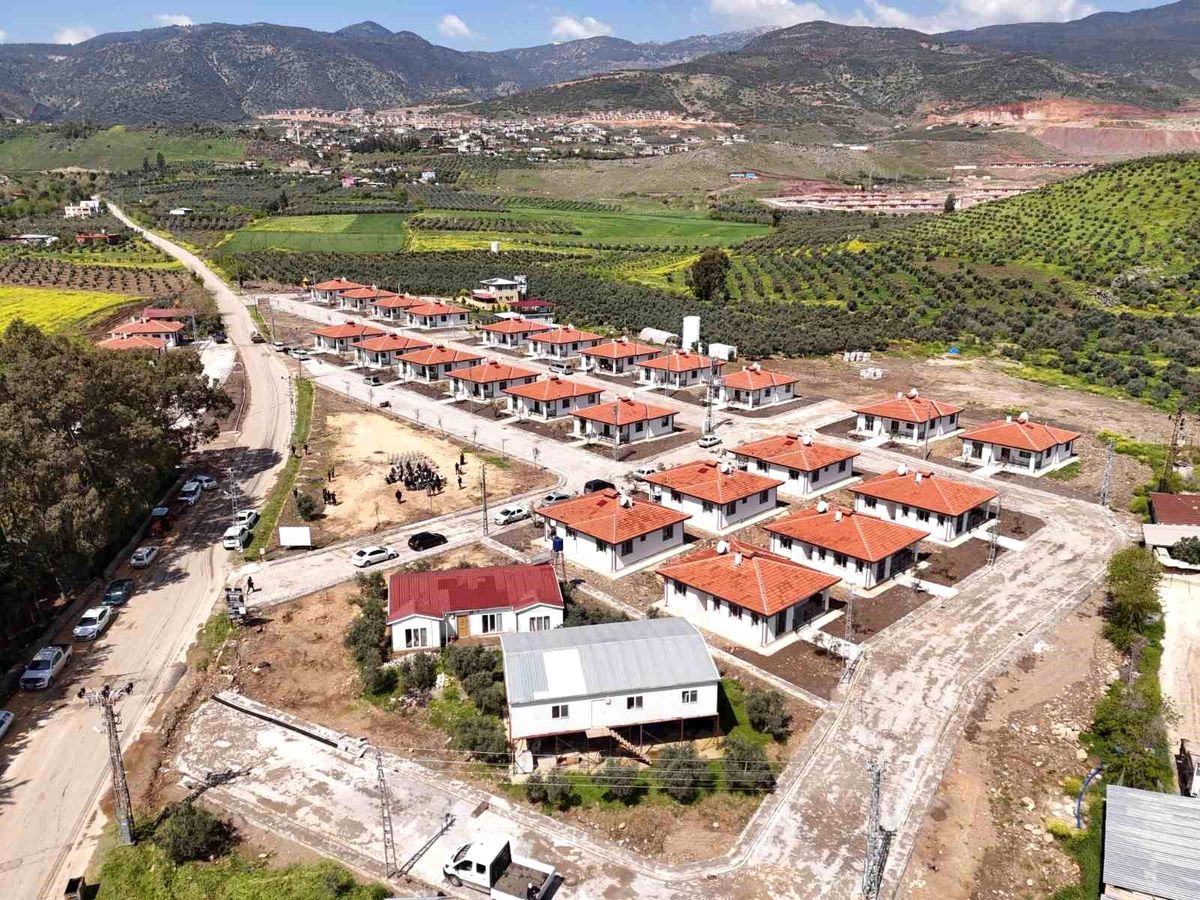 Hatay Büyükşehir Belediyesi, Karamağara\'da inşa ettiği köy evlerinin anahtarlarını hak sahiplerine teslim etti