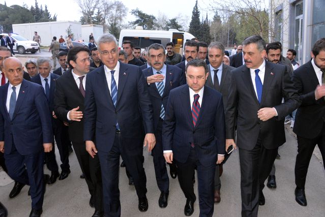 Bakanlar Yaralı Öğrencileri Ziyaret Etti