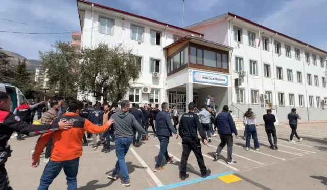 Kahramanmaraş'ta en acı bekleyiş: Aileler cenazeleri için hastanede