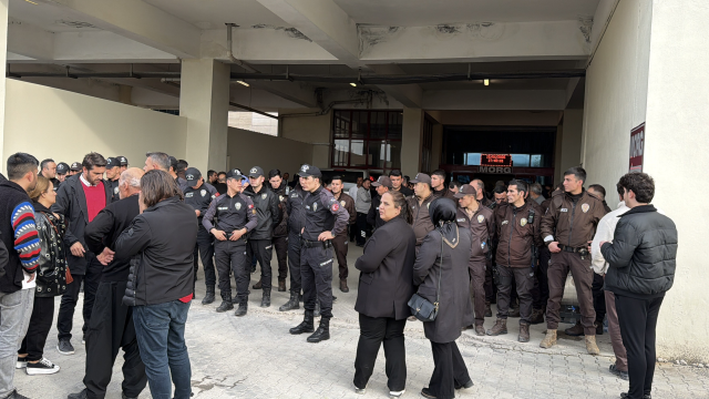 Kahramanmaraş'ta en acı bekleyiş: Aileler cenazeleri için hastanede