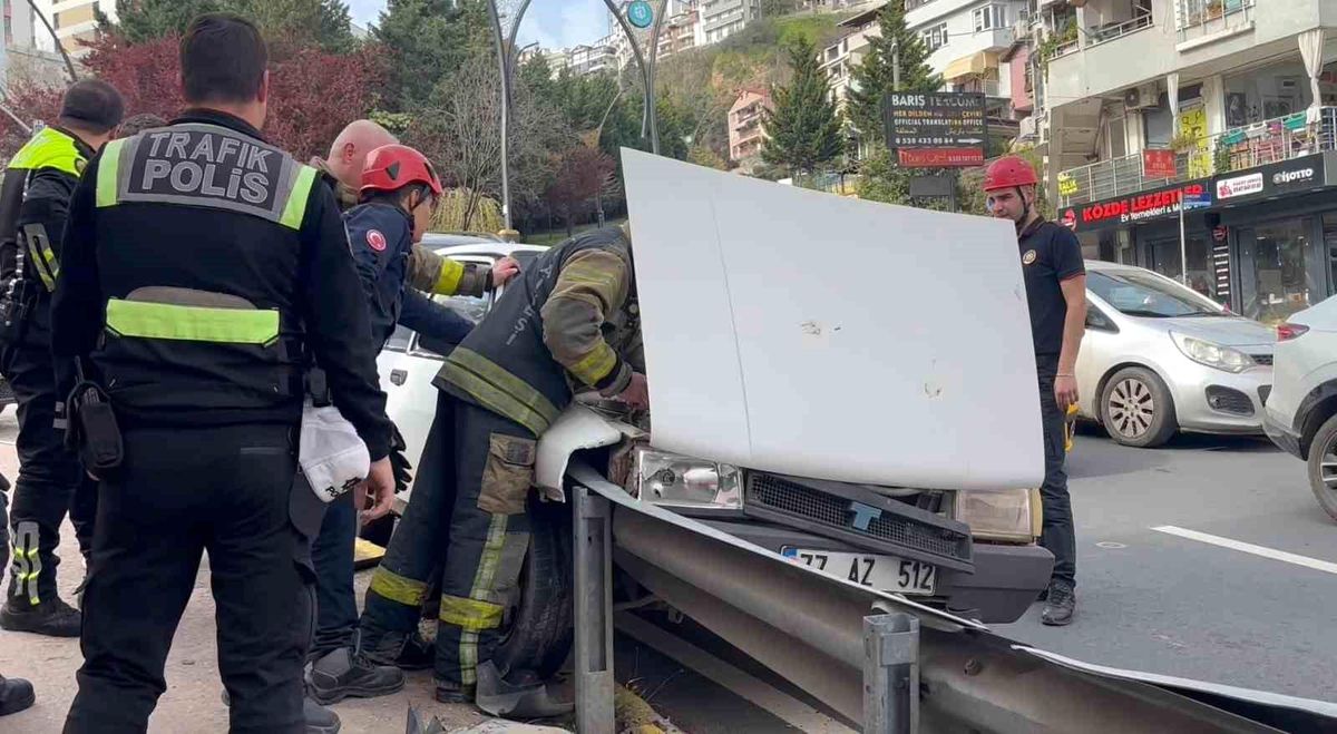 Kocaeli\'de Freni Tutmayan Araç Bariyerlere Çarptı