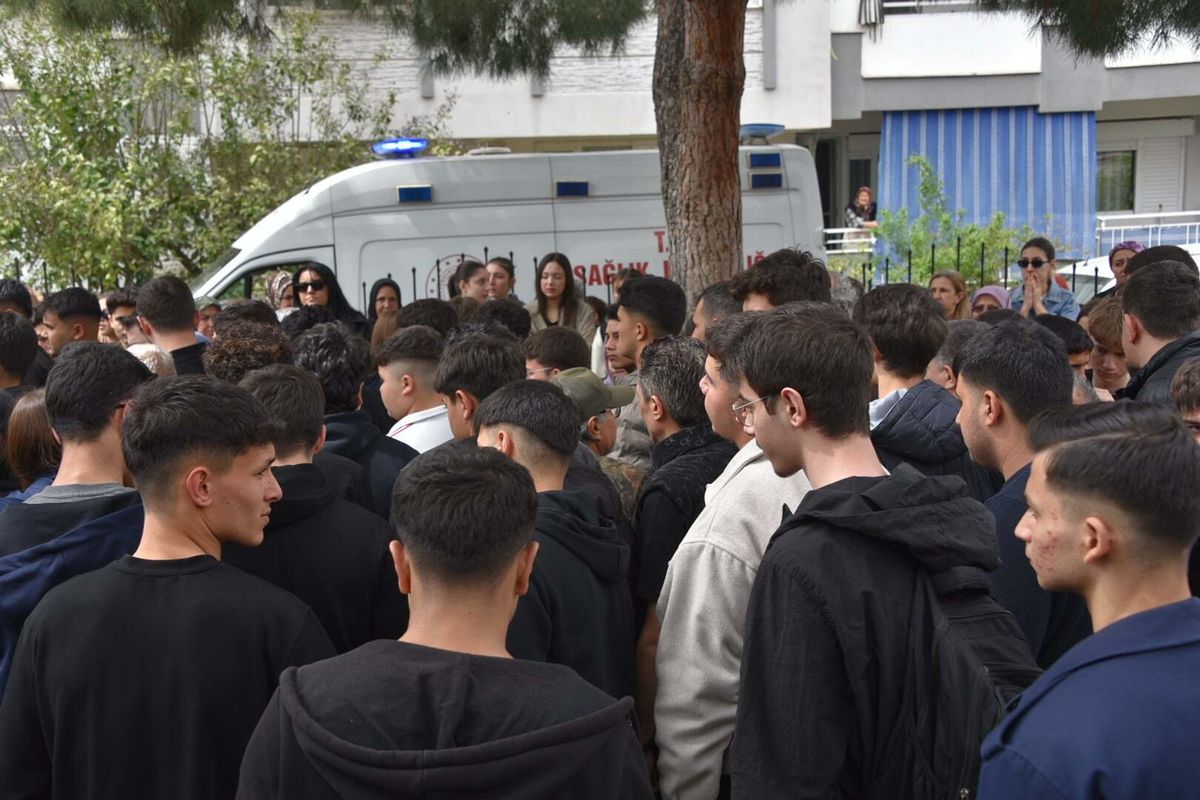 17 Yaşındaki Lise Öğrencisi Sude Gelen\'in Cenazesi