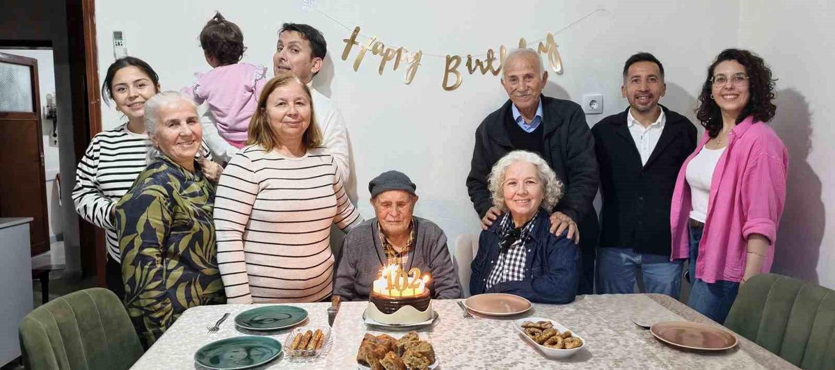 102 Yaşındaki Mustafa Dede\'nin Doğum Günü