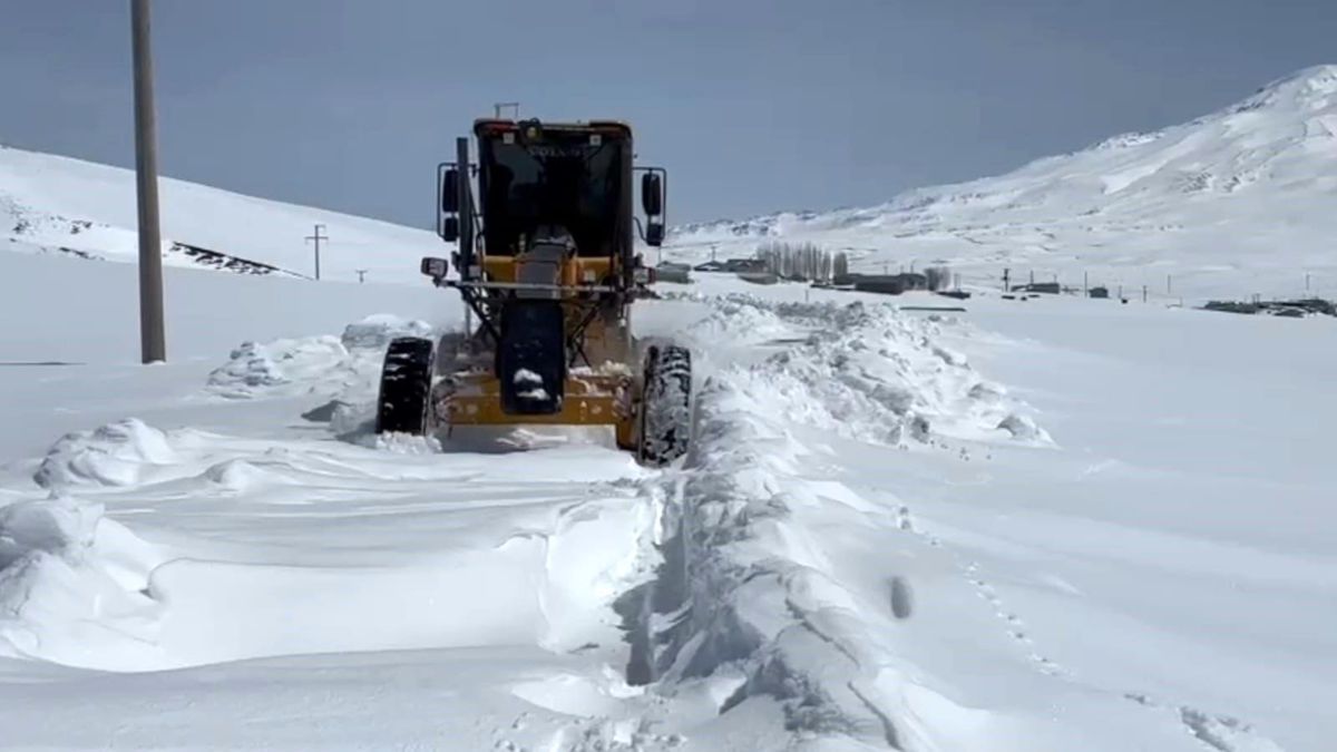 Bitlis\'te yağan kardan pek çok köy yolu kapandı