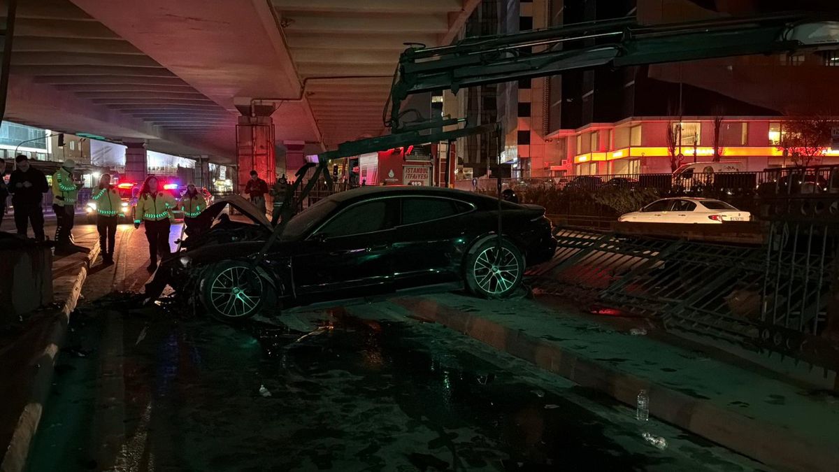 Şişli\'de Lüks Otomobil Kaza Yaptı