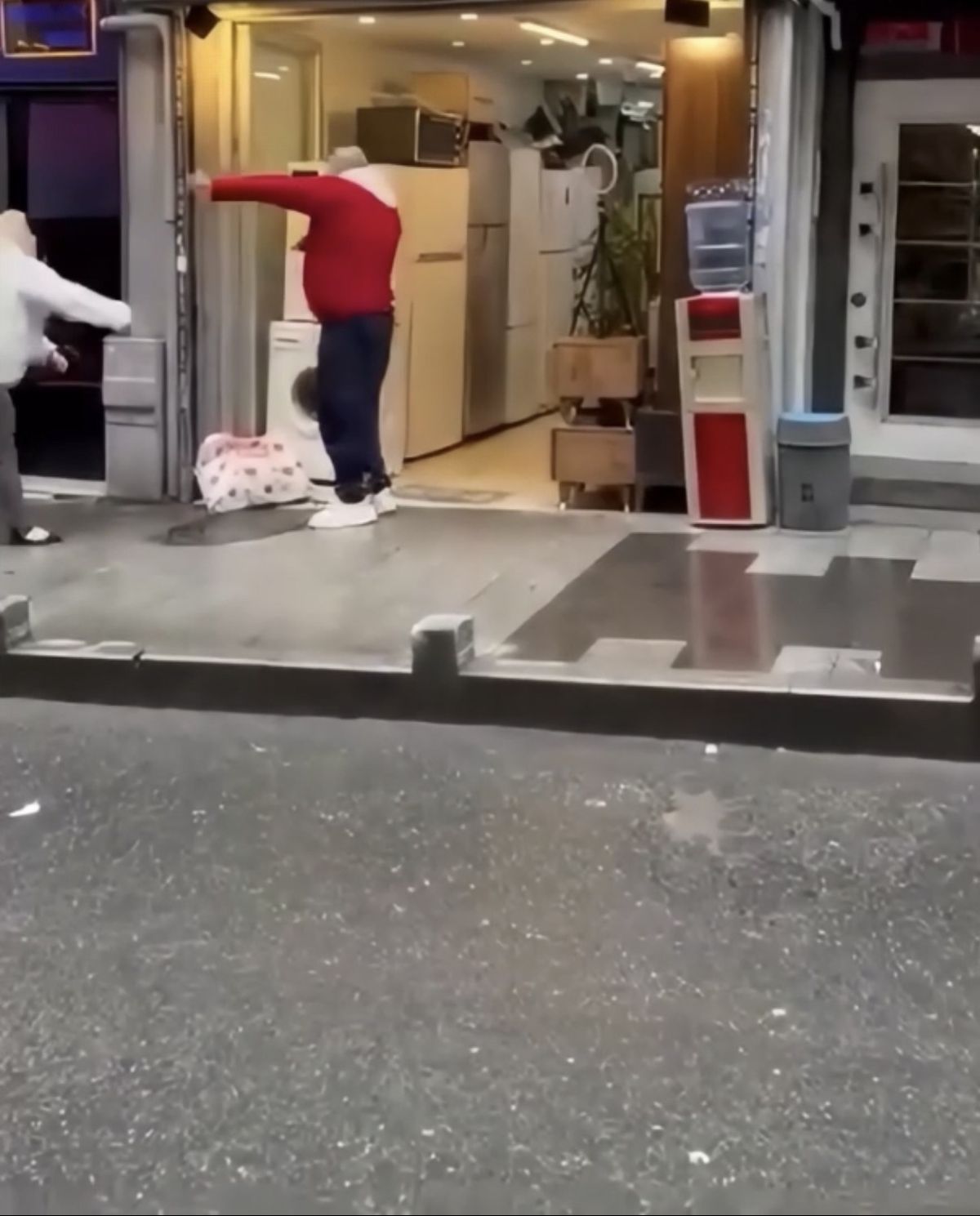 Kadın Spotçuya Yumruk Attı