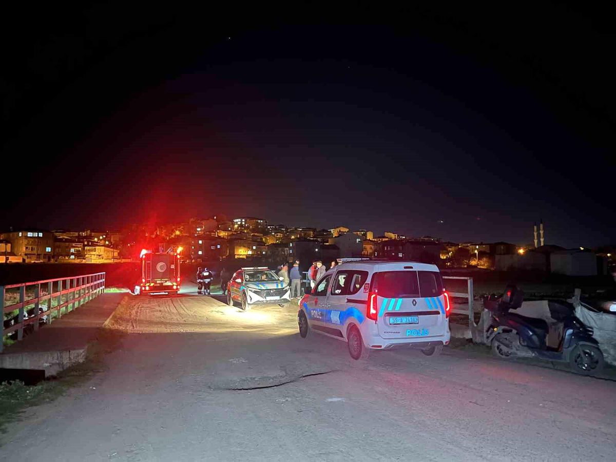 Tekirdağ\'da Araç Dereye Düştü