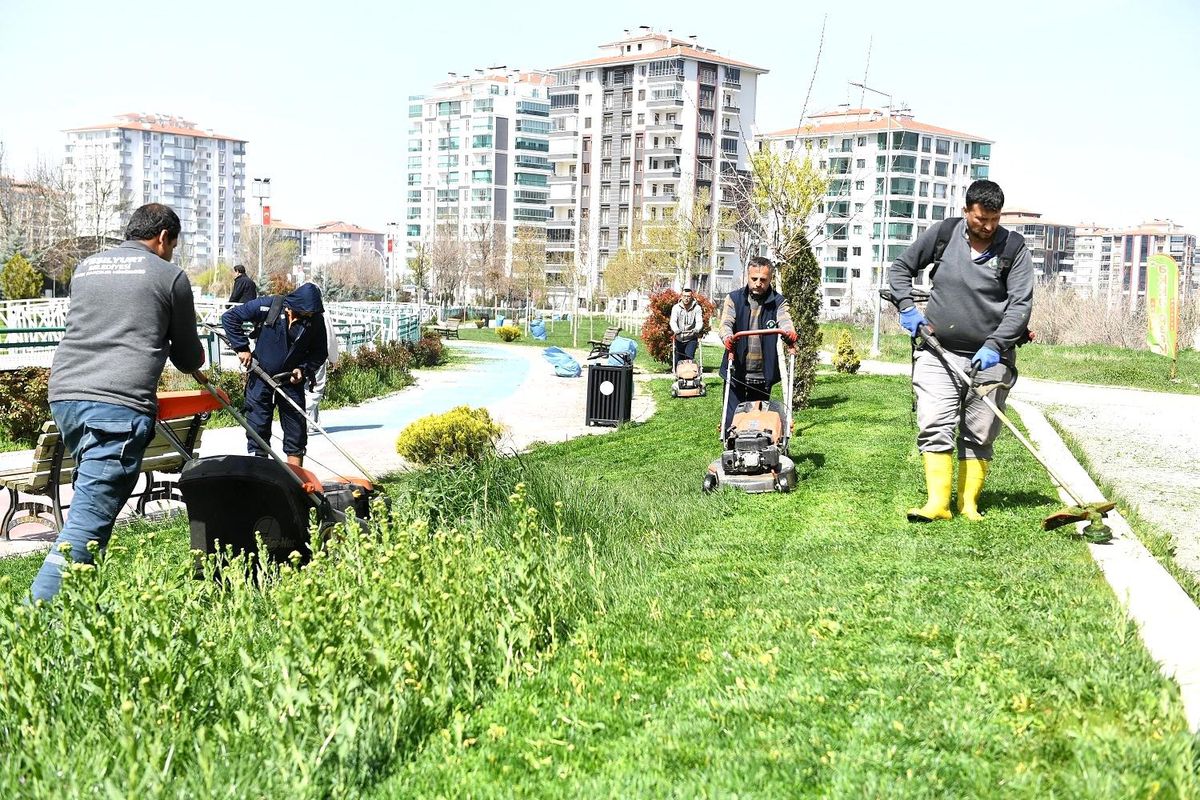 Yeşilyurt\'ta park ve yeşil alanlarda bakım ve onarım çalışması