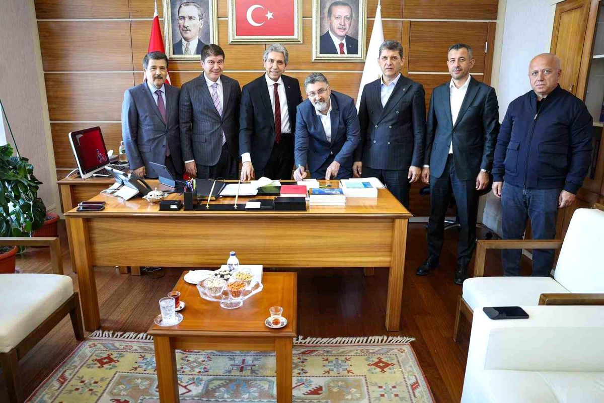 AK Parti\'ye katılan Serik Belediye Başkanı Kumbul: "Hemşehrilerimize en iyi hizmeti sunmak amacıyla yeni bir yol yürümeye karar verdim"