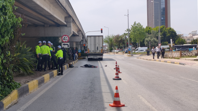 Yol kenarında mendil satarken tırın altında kalan kadın hayatını kaybetti