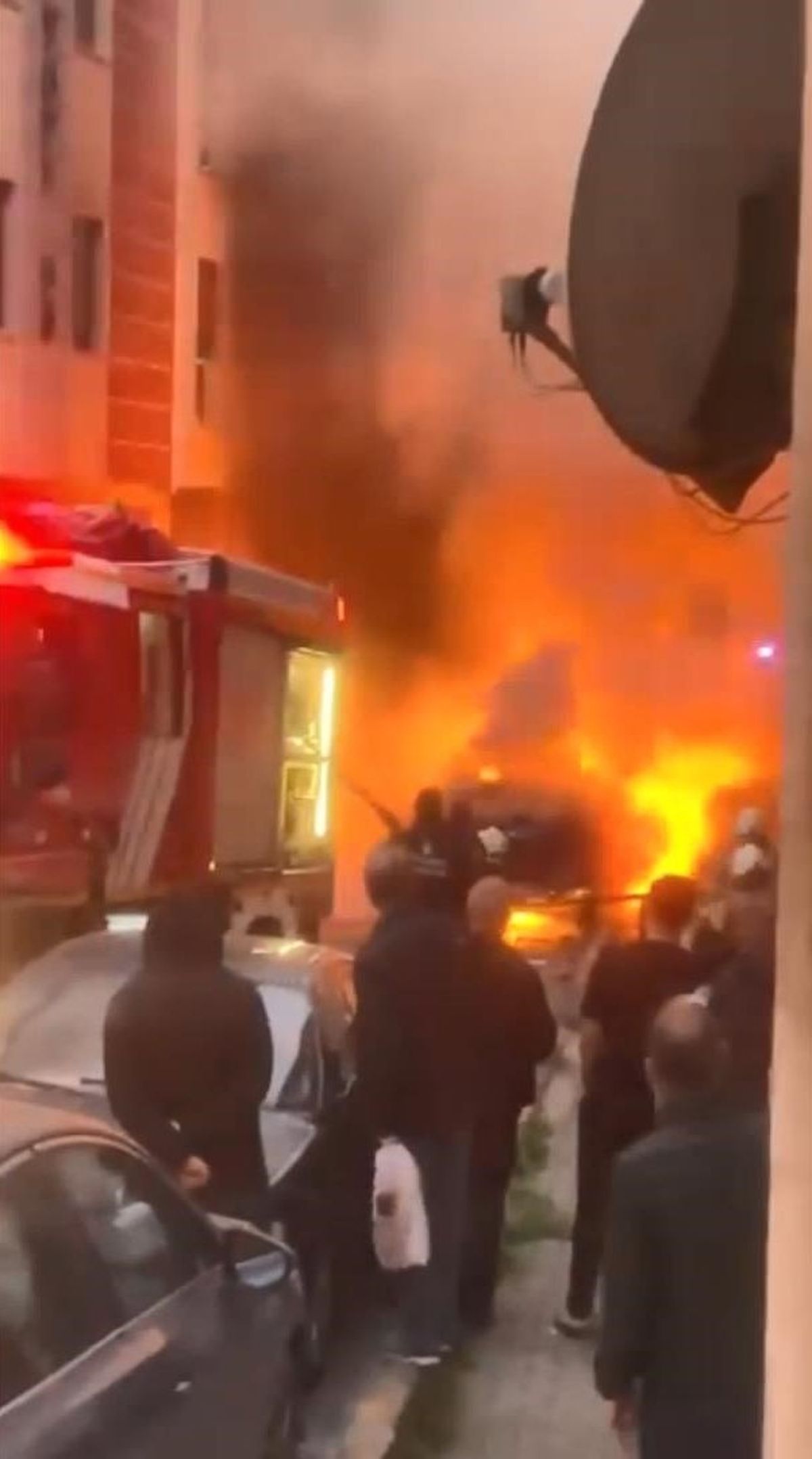 Beyoğlu\'nda Yangın: 2,5 Milyonluk Cip Zarar Gördü