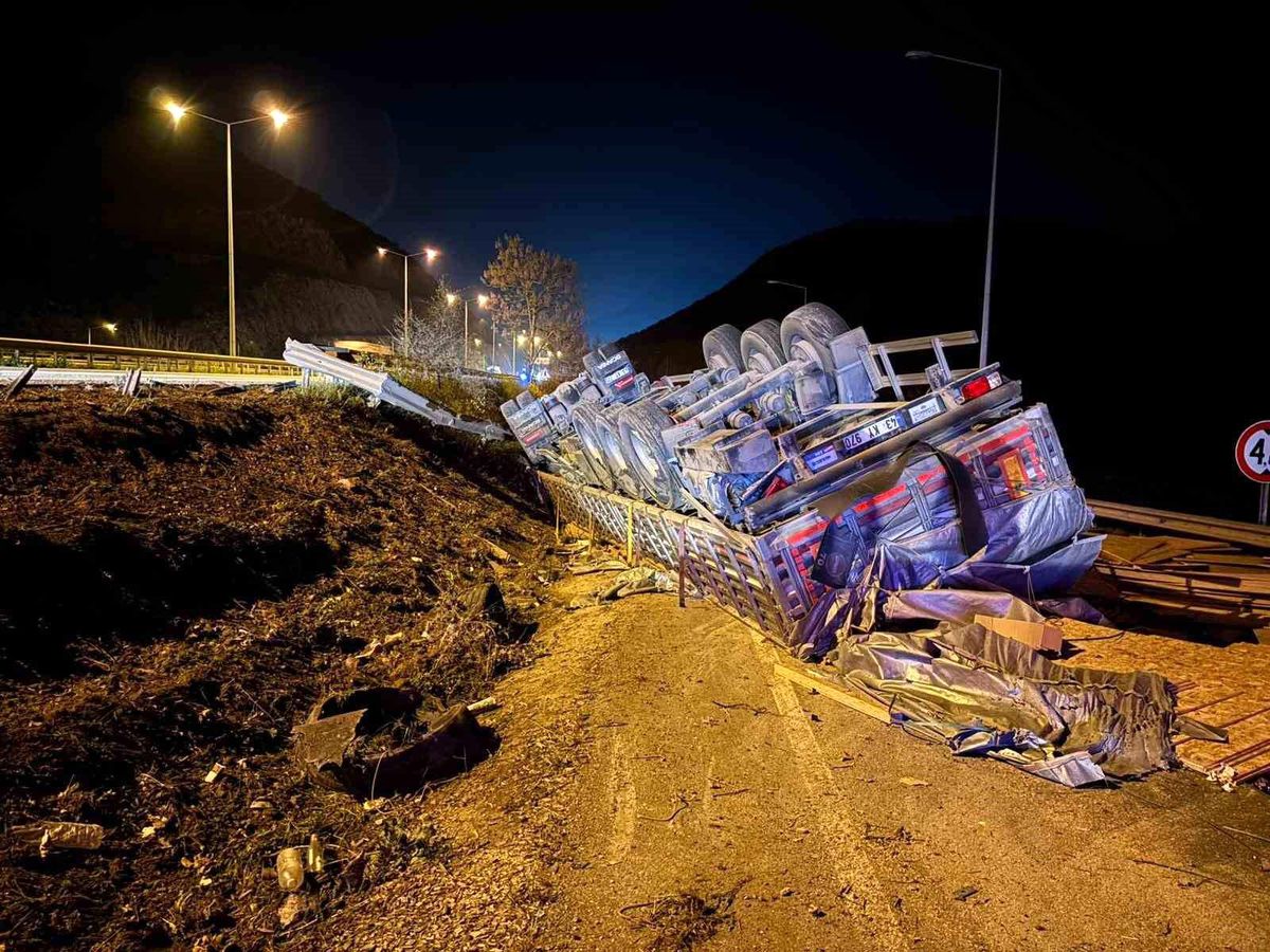 Bilecik\'te Tır Kazası: Sürücü Yaralandı