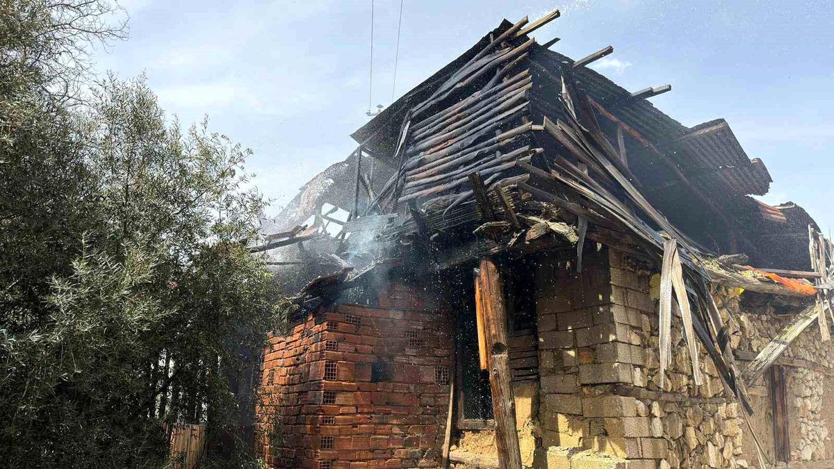 Bucak\'ta Ahşap Ev Yangını