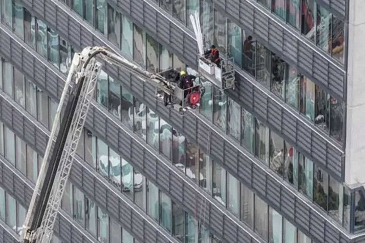 22 katlı hastanede can pazarı! Mahsur kalan işçileri kurtarma çalışması saatlerce sürdü