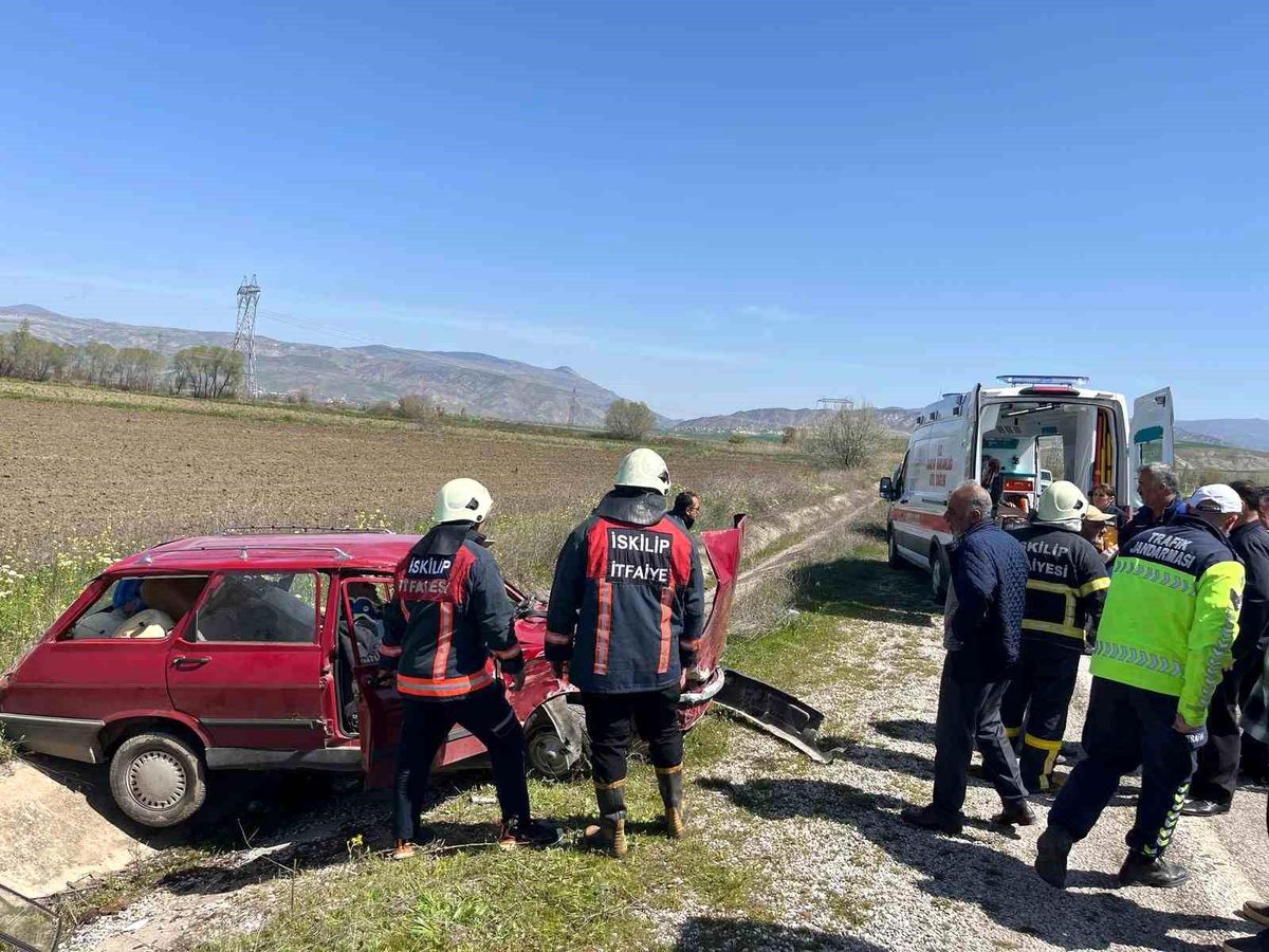 Çorum\'da iki otomobil çarpıştı: 3 yaralı