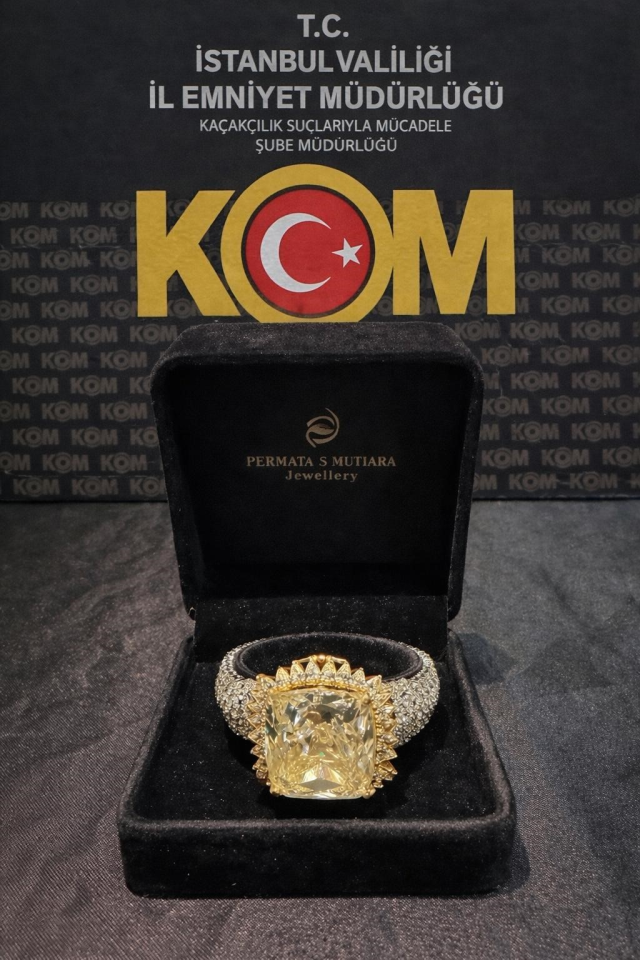 Endonezya'dan getirilen 80 karatlık pırlantayı Kapalıçarşı'da satmaya çalışan 6 şüpheli tutuklandı