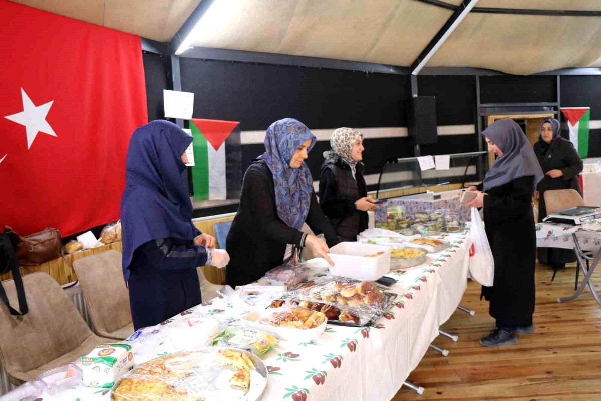 Gazze\'ye umut için Oltu\'da hayır çarşısı