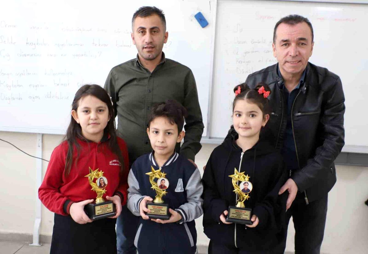 Hakkari\'de Öğrencilere Hikaye Kitabı Ödülleri