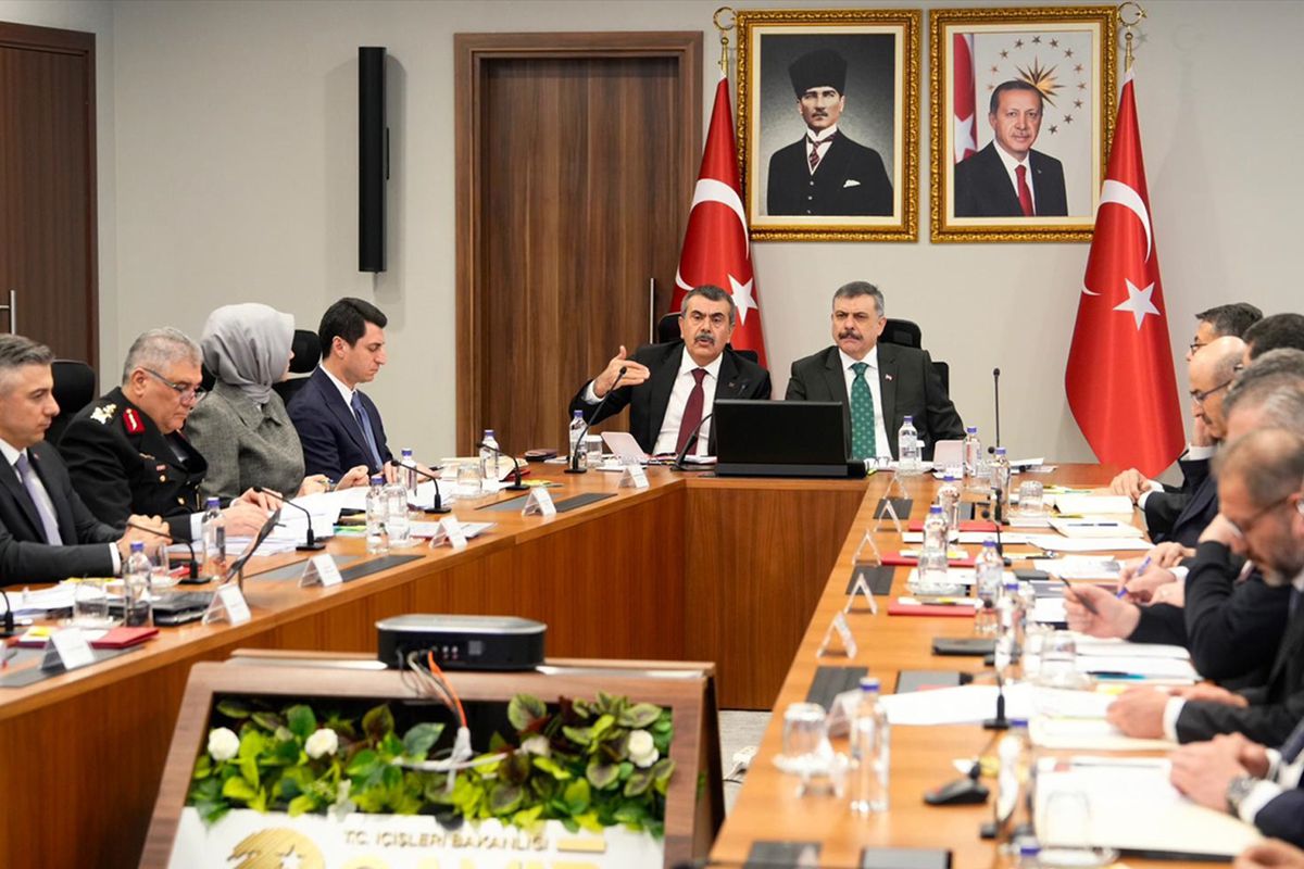 İçişleri\'nde kritik toplantı: Okulların çevresinde güvenlik artırılacak, erken uyarı mekanizmaları güçlendirilecek