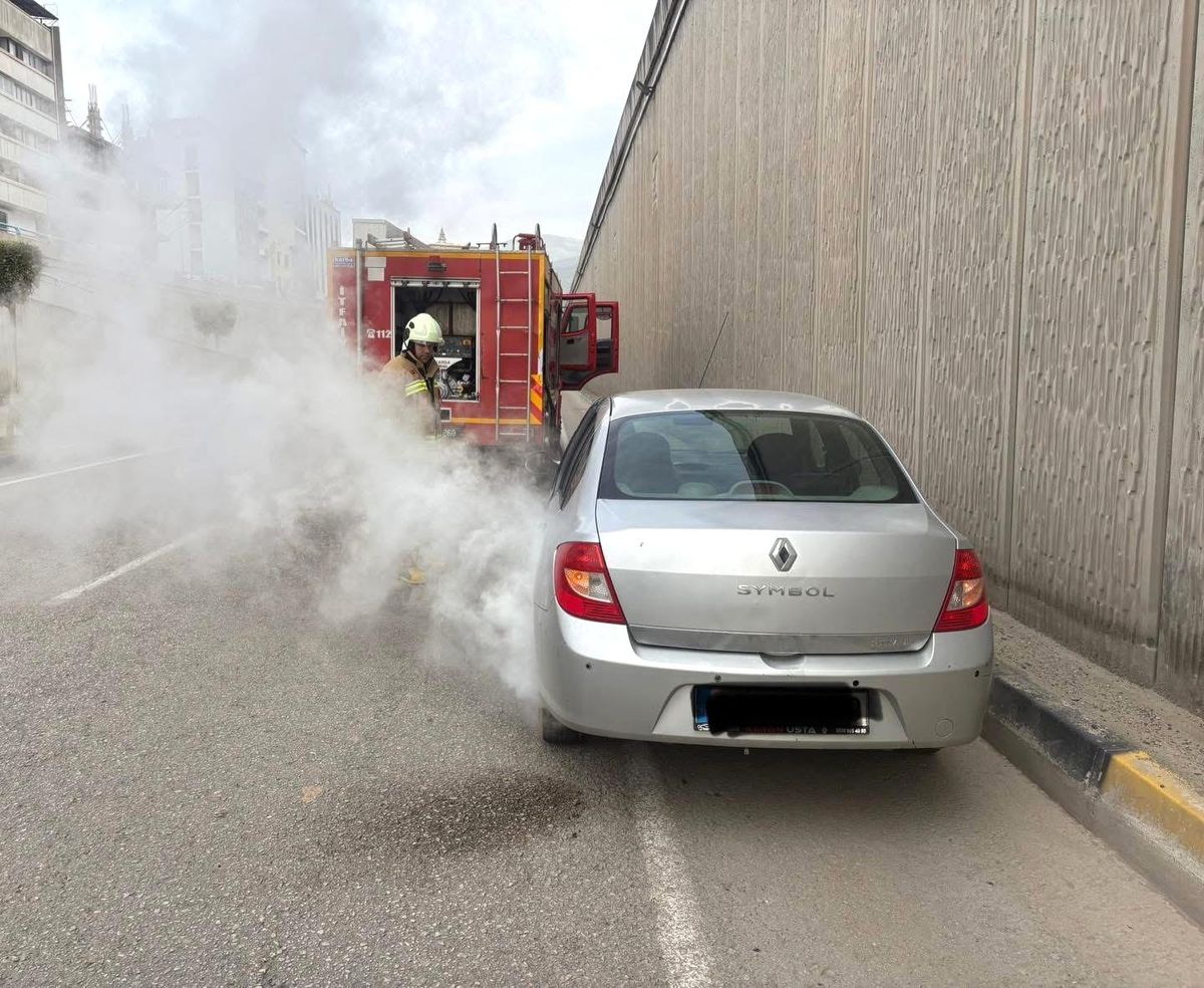 İskenderun\'da Seyir Halindeki Araçta Yangın: İtfaiye Hızlı Müdahale Etti