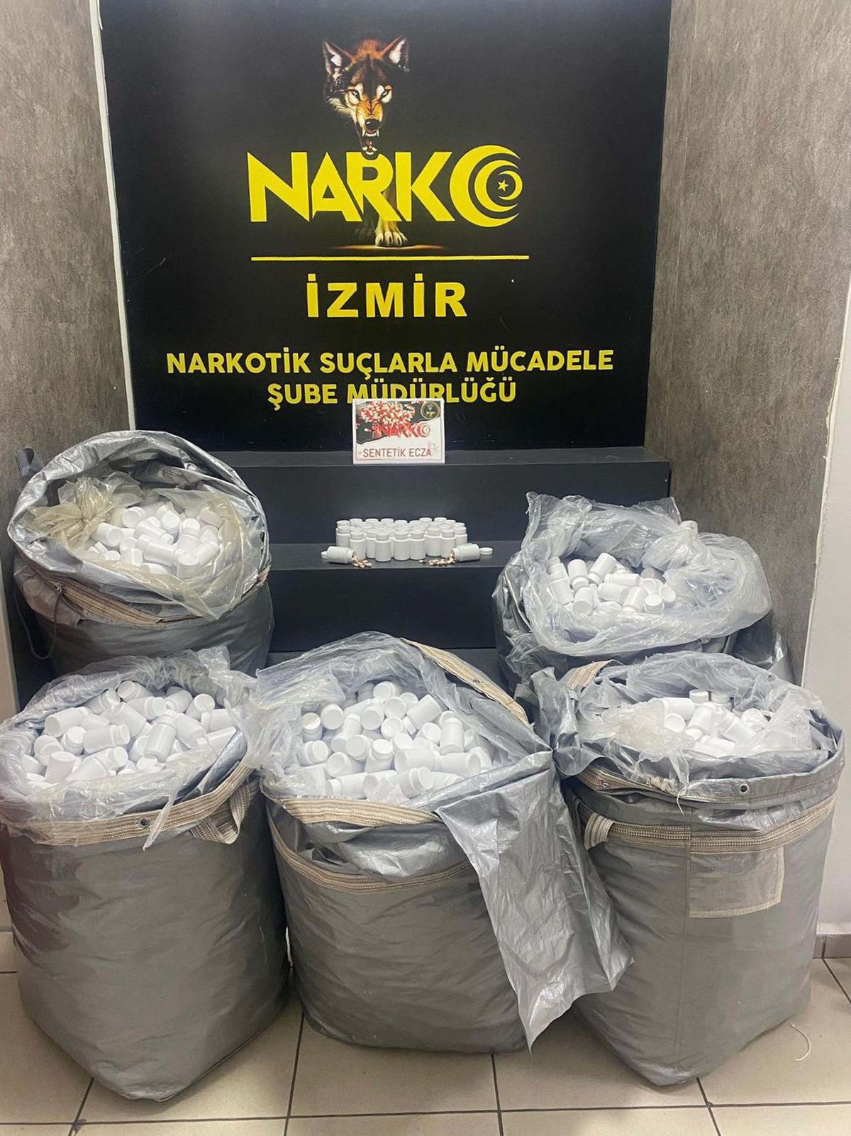 İzmir\'de 156 Bin Sentetik Hap Ele Geçirildi