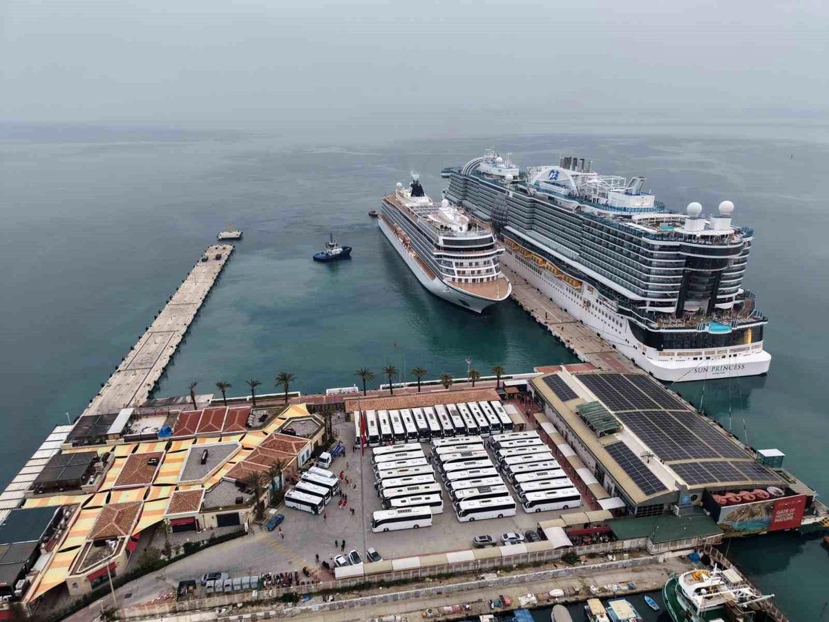 Kuşadası\'na 5 Bin Turist Geldi