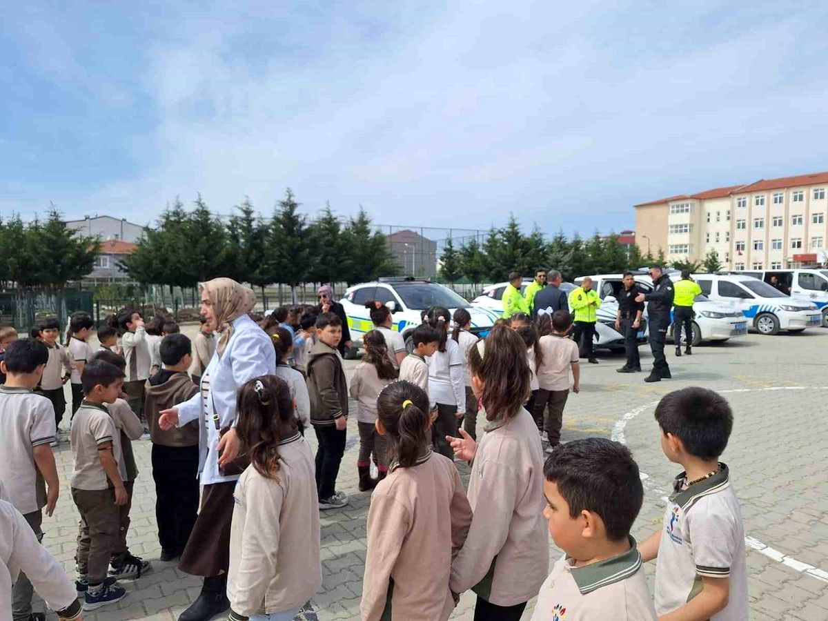 Minik öğrenciler polislik mesleğini yakından tanıdı