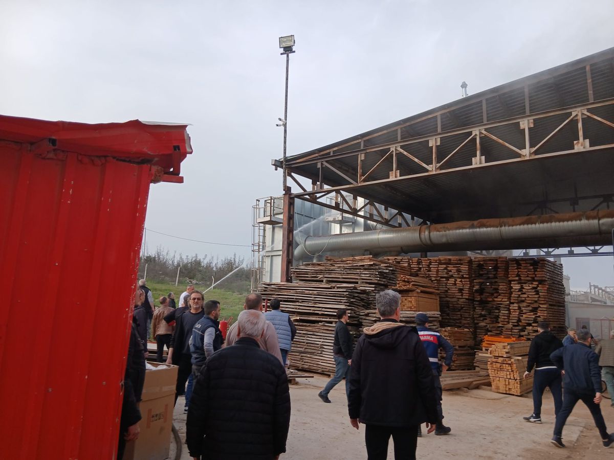 İnegöl\'de Mobilya Fabrikasında Yangın